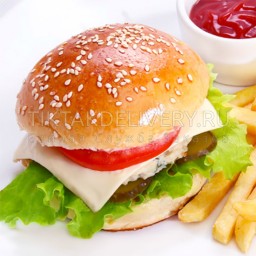 Бургер с мясной котлетой и сыром