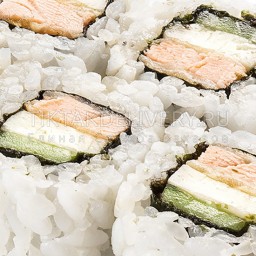 Ролл с жареным лососем