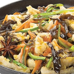 Лапша с говядиной в томатном соусе